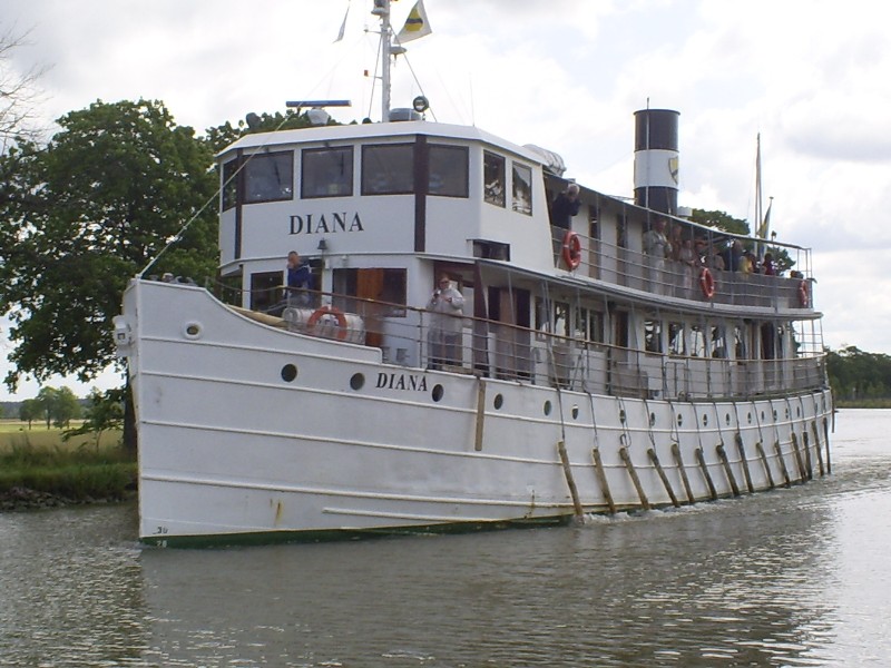 Diana passerar Motorbåtsmuseet